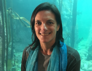 Hayley McLellan standing in front of a tank at the Two Oceans Aquarium